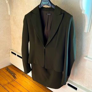 This Tahari suit comes in a beautiful olive color. Fully lined. Modern cut.